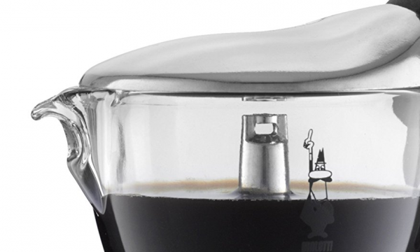 Détail de la tasse de café de verre fabricant Bialetti Moka Cristal