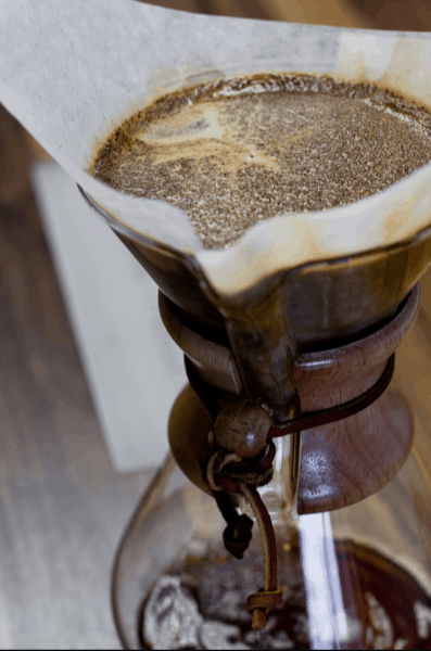 Photo d'un café Chemex rempli vers le haut